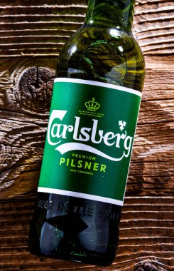 POZNAN, POL - 13 APR 2022: Carlsberg bira şişesi 1847 yılında Danimarka 'nın başkenti Kopenhag' da kurulan Danimarkalı bira şirketi Carlsberg Group tarafından üretildi.