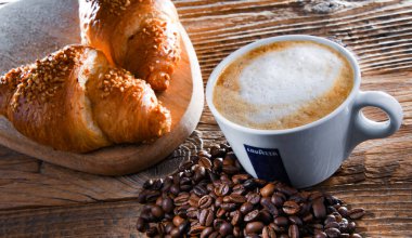 POZNAN, POL - 14 APR 2022: Bir fincan Lavazza kahvesi, 1895 yılında Torino 'da Luigi Lavazza tarafından kurulan İtalyan kahve üreticisi bir markaya ait.