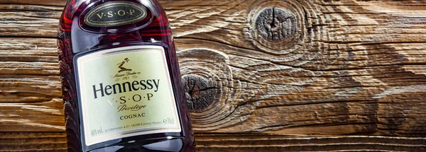 POZNAN, POL - 13 APR 2022: bir şişe Hennessy, Fransa 'nın Konyak kentinden ünlü bir konyak markası.