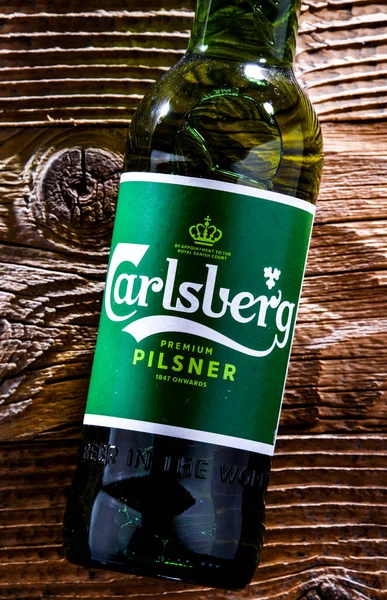 Poznan Pol Abr 2022 Botella Cerveza Carlsberg Cerveza Cerveza Pálida —  Fotos de Stock