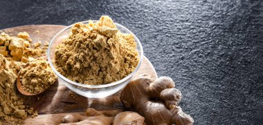 Zemin zencefilli bir kase ve taze rhizomu.