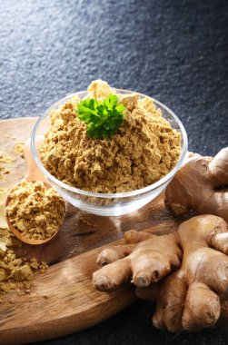 Zemin zencefilli bir kase ve taze rhizomu.