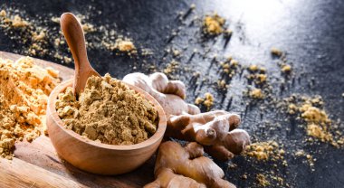 Zemin zencefilli bir kase ve taze rhizomu.