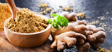 Zemin zencefilli bir kase ve taze rhizomu.