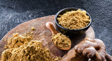 Zemin zencefilli bir kase ve taze rhizomu.