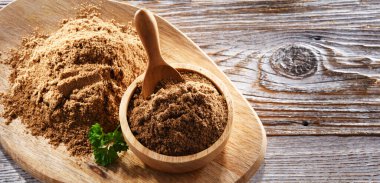 Bir kase zemin kişniş ile kompozisyon.