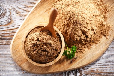 Bir kase zemin kişniş ile kompozisyon.