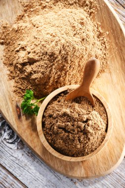 Bir kase zemin kişniş ile kompozisyon.