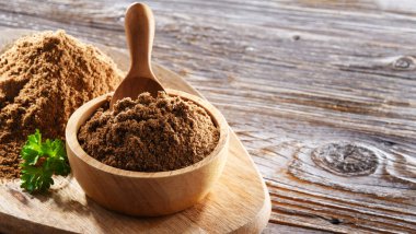 Bir kase zemin kişniş ile kompozisyon.