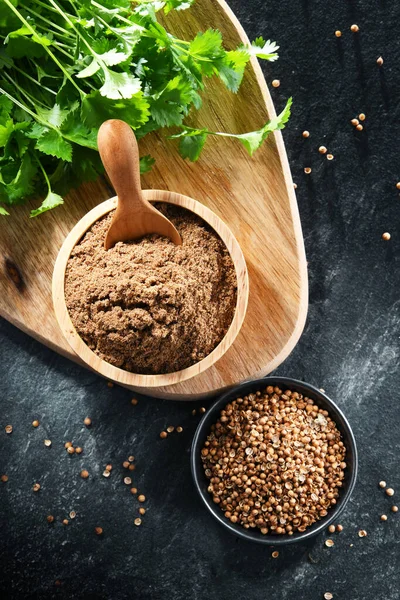 Composition Ground Coriander Its Dried Seeds Fresh Leaves — 스톡 사진