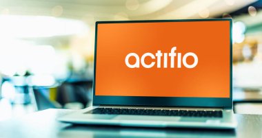 POZNAN, POL - 3 JUL 2021: Merkezi Waltham, Massachusetts 'te bulunan özel bir bilgi teknolojisi firması olan Actifio' nun logosunu gösteren dizüstü bilgisayar