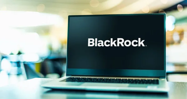 Poznan Pol Jul 2021 Bärbar Dator Med Logotyp För Blackrock — Stockfoto