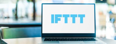 POZNAN, POL - 12 Haziran 2021: IFTTT 'nin logosunu gösteren dizüstü bilgisayar, kullanıcının dünyadaki olaylara yanıt yazmasına olanak sağlayan bir hizmet