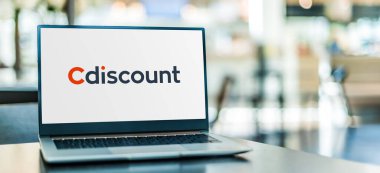 POZNAN, POL - NOV 12, 2020: Cdiscount 'un logosunu gösteren dizüstü bilgisayar, elektronik, ev aletleri ve yiyecek gibi ürünlerin yer aldığı bir Fransız e-ticaret web sitesi