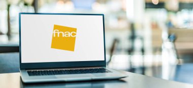 POZNAN, POL - 12 Kasım 2020: 1954 'te kurulan Fransız perakende satış zinciri Fnac' ın logosunu gösteren dizüstü bilgisayar