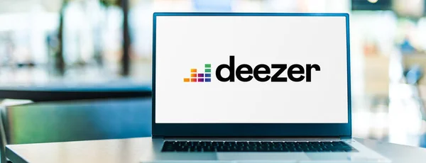 Познан Пол Июня 2021 Ноутбук Компьютер Логотипом Deezer Французский Онлайн — стоковое фото