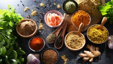 Baharat ve bitkilerin karışımı..