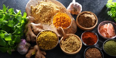 Baharat ve bitkilerin karışımı..