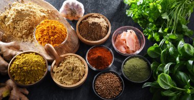 Baharat ve bitkilerin karışımı..