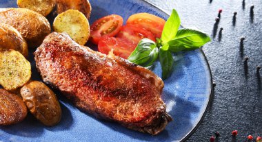 Kızarmış biftek, kızarmış patates ve vişneli domates..