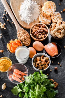 Yumurta, süt, soya, fındık, balık, deniz ürünleri, buğday unu, hardal, kurutulmuş kayısı ve kereviz de dahil olmak üzere genel gıda alerjisi olan bileşim.