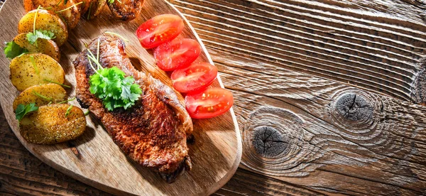 프라이 쇠고기 스테이크에 감자와 토마토 — 스톡 사진