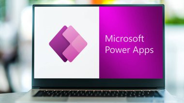 POZNAN, POL - 24 Mayıs 2022: Microsoft Güç Uygulamalarının logosunu gösteren dizüstü bilgisayar