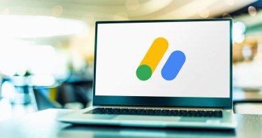 POZNAN, POL - 1 Haziran 2022: Google AdSense logosunu gösteren dizüstü bilgisayar