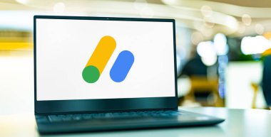 POZNAN, POL - 1 Haziran 2022: Google AdSense logosunu gösteren dizüstü bilgisayar