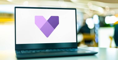 POZNAN, POL - 24 Mayıs 2022: Microsoft Dinamik 365 Müşteri Hizmetleri logosunu gösteren dizüstü bilgisayar