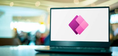 POZNAN, POL - 24 Mayıs 2022: Microsoft Güç Uygulamalarının logosunu gösteren dizüstü bilgisayar