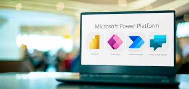 POZNAN, POL - 24 Mayıs 2022: Microsoft Power Platform aile ürünlerinin simgelerini gösteren dizüstü bilgisayar
