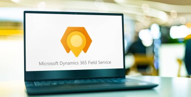 POZNAN, POL - 9 APR 2022: Microsoft Dynamics 365 alan servisinin logosunu gösteren dizüstü bilgisayar