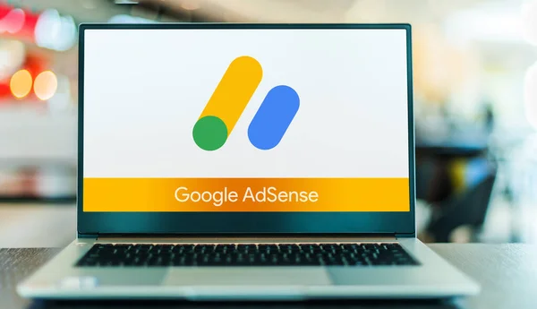 Poznan Pol Jun 2022 Google Adsenseのロゴが表示されるノートパソコン — ストック写真