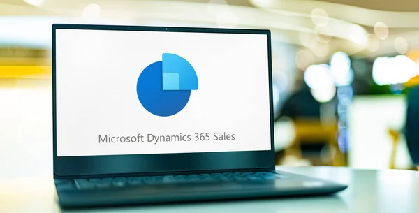 Poznan Pol Apr 2022 Портативный Компьютер Логотипом Microsoft Dynamics 365 — стоковое фото