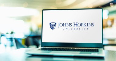 POZNAN, POL - 20 APR 2021: Baltimore, Maryland 'deki özel bir araştırma üniversitesi olan Johns Hopkins Üniversitesi' nin logosunu gösteren dizüstü bilgisayar