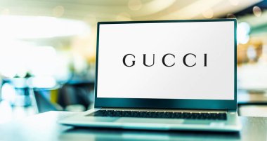 POZNAN, POL - 12 Haziran 2021: İtalyan lüks moda ve deri ürünleri markası Gucci 'nin logosunu gösteren dizüstü bilgisayar
