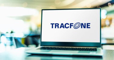 POZNAN, POL - 12 Haziran 2021: TracFone Wireless, Inc. 'in logosunu gösteren dizüstü bilgisayar, Amerikan kontörlü, sözleşmesi olmayan bir cep telefonu sağlayıcısı..