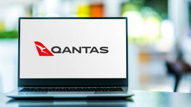 POZNAN, POL - 15 MAR 2021: Avustralya bayrak taşıyıcısı Qantas Airways 'in logosunu gösteren dizüstü bilgisayar