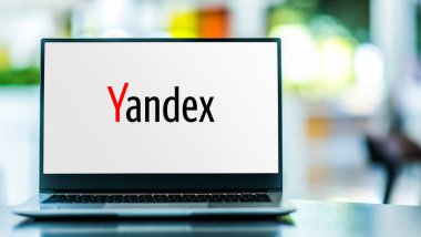 POZNAN, POL - MAR 15, 2021: 70 'den fazla internet ürün ve hizmet sağlayan, Hollanda' ya bağlı çok uluslu bir Rus şirketi olan Yandex 'in logosunu gösteren dizüstü bilgisayar