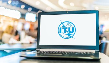 POZNAN, POL - NOV 12, 2020: Bilgi ve iletişim teknolojilerinden sorumlu BM özel ajansı Uluslararası Telekomünikasyon Birliği 'nin logosunu gösteren dizüstü bilgisayar