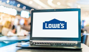 POZNAN, POL - 6 Ocak 2021: Lowe 's Company' nin logosunu gösteren dizüstü bilgisayar, ev geliştirme alanında uzmanlaşmış bir Amerikan perakende şirketi
