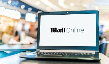 POZNAN, POL - 6 Ocak 2021: Birleşik Krallık 'ta bir gazete olan Daily Mail' in web sitesi MailOnline 'ın logosunu gösteren dizüstü bilgisayar