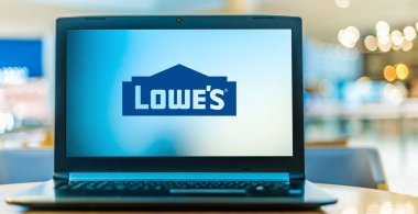 POZNAN, POL - 6 Ocak 2021: Lowe 's Company' nin logosunu gösteren dizüstü bilgisayar, ev geliştirme alanında uzmanlaşmış bir Amerikan perakende şirketi