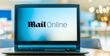 POZNAN, POL - 6 Ocak 2021: Birleşik Krallık 'ta bir gazete olan Daily Mail' in web sitesi MailOnline 'ın logosunu gösteren dizüstü bilgisayar