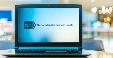 POZNAN, POL - 6 Ocak 2021: ABD hükümetinin biyomedikal ve kamu sağlığı araştırmalarından sorumlu birincil kuruluşu olan Ulusal Sağlık Kurumlarının logosunu gösteren dizüstü bilgisayar