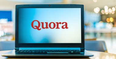 POZNAN, POL - 6 Ocak 2021: Quora Inc. 'ye ait ve merkezi Mountain View, Kaliforniya, ABD merkezli bir soru-cevap sitesi olan Quora' nın logosunu gösteren dizüstü bilgisayar