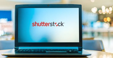 POZNAN, POL - 6 Ocak 2021: Shutterstock 'un logosunu gösteren dizüstü bilgisayar, hisse senedi fotoğrafçılığı, stok görüntüleri, stok müzik ve kurgu araçları sağlayıcısı