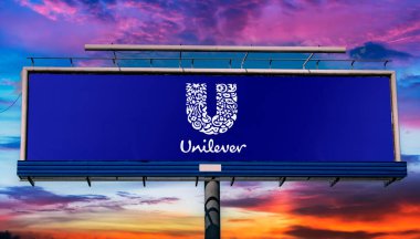 POZNAN, POL - 1 Mayıs 2022: İngiltere merkezli çok uluslu tüketici malları şirketi Unilever 'ın logosunu gösteren reklam panosu