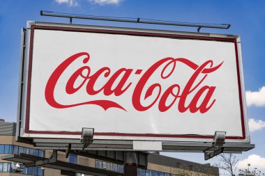 POZNAN, POL - 1 Mayıs 2022: Coca Cola 'nın logosunu gösteren reklam panosu